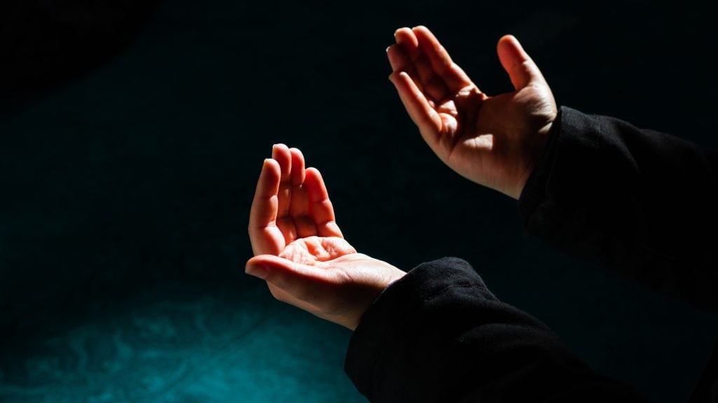 manevi huzur için ellerini semaya açıp yakaran bir kişi ve en etkili dualar ile dua adabı görseli