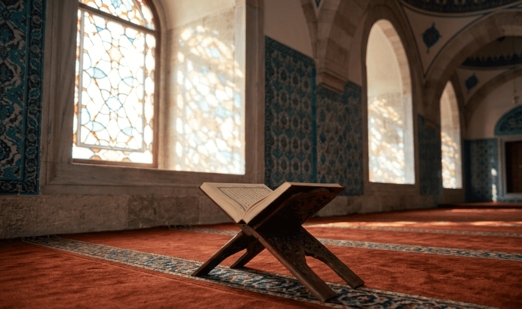 Kafirun Suresi ve tevhid inancını simgeleyen, tarihi bir cami içerisinde rahle üzerinde açık duran Kur'an-ı Kerim.