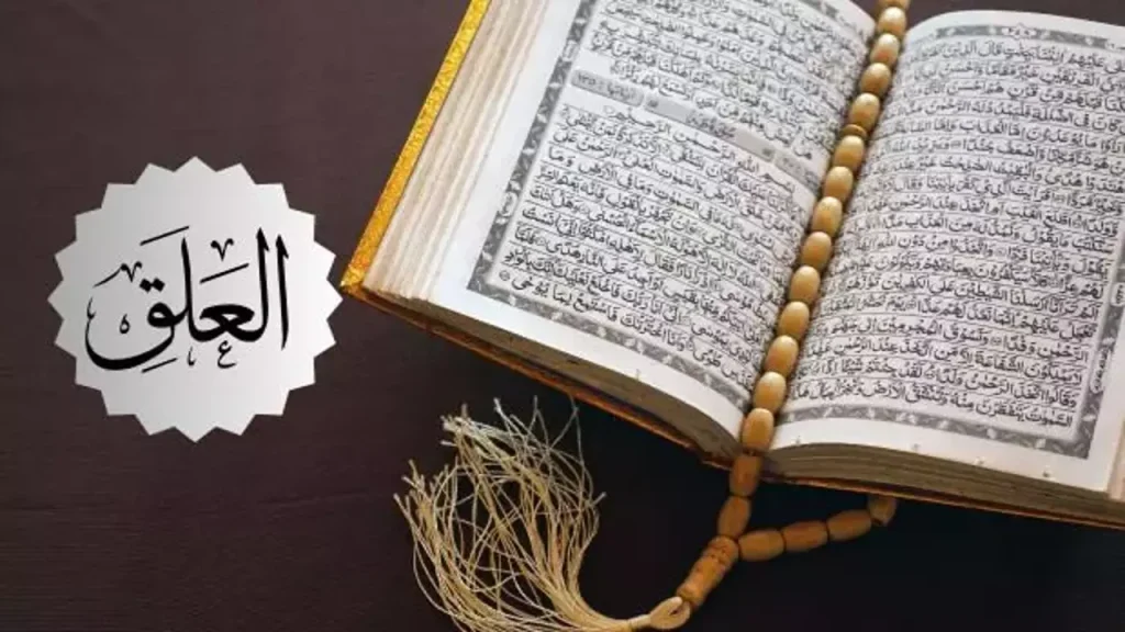 Açık şekilde duran Kur'an-ı Kerim içinde Alak Suresi